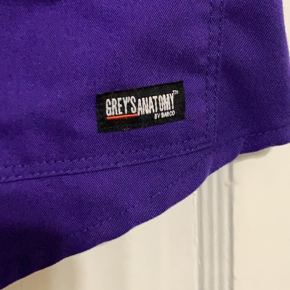 EUC Grey’s Anatomy grape scrub top - Picture 3 of 3